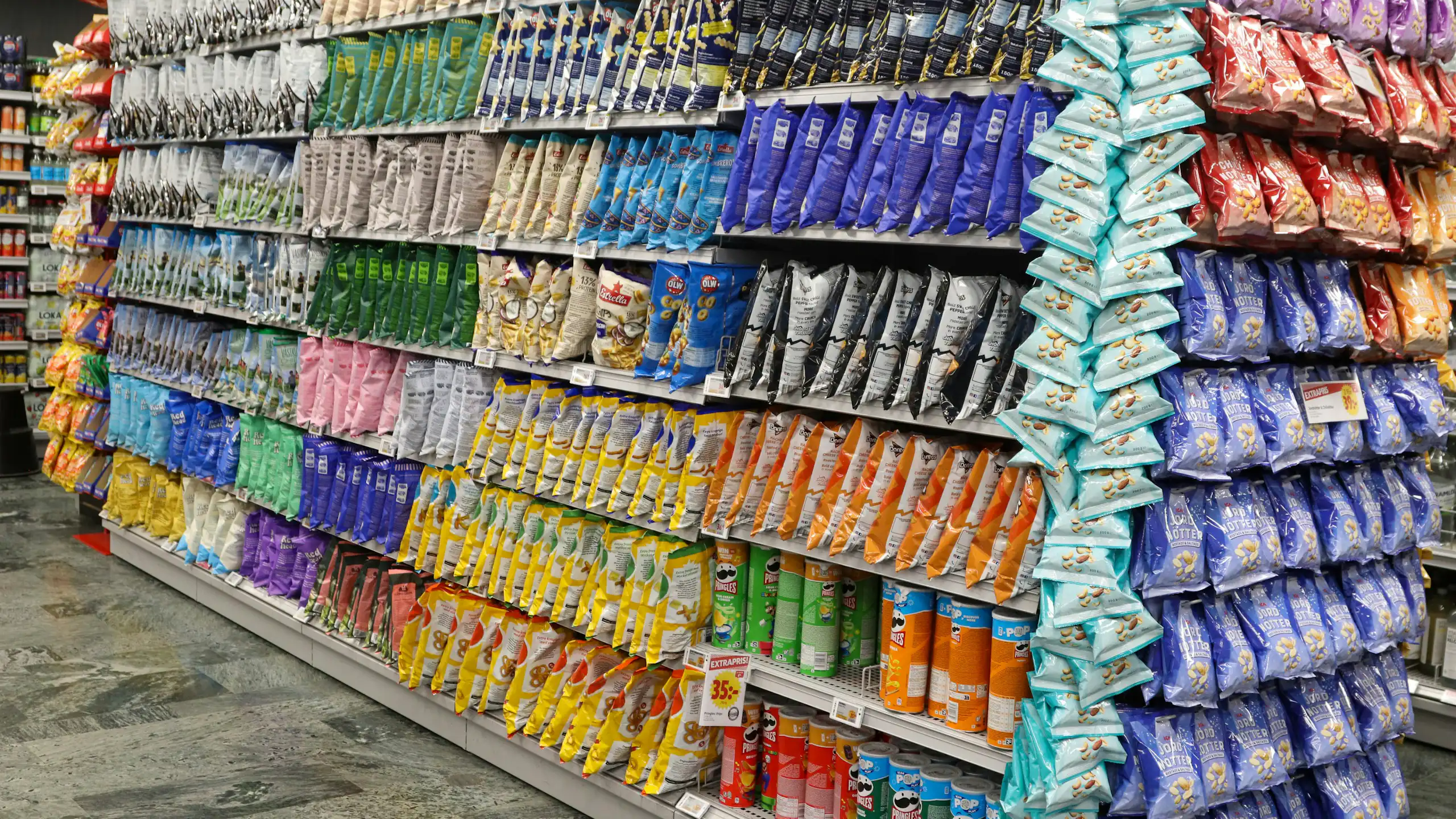 Des aliments industriels dans un rayon de supermarché.