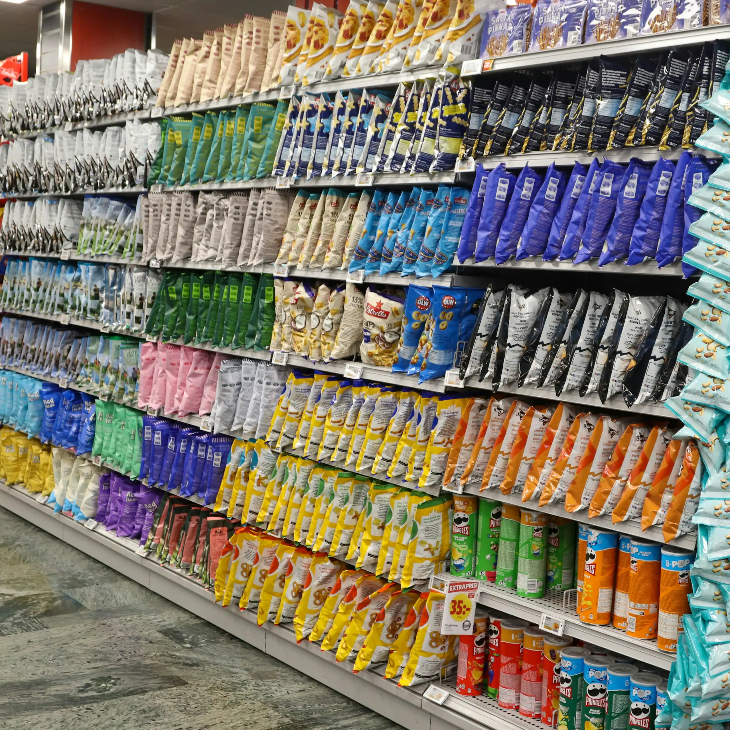 Des aliments industriels dans un rayon de supermarché.