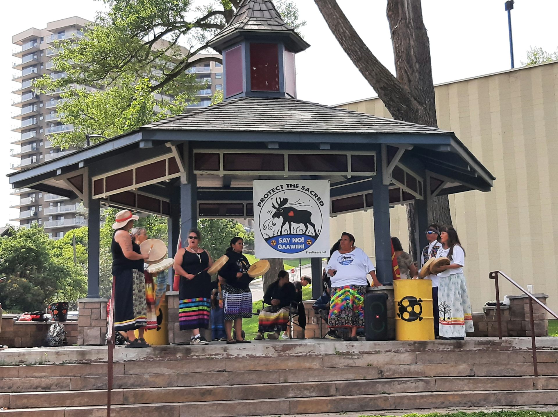 las mujeres en el pabellón cantan y tocan la batería