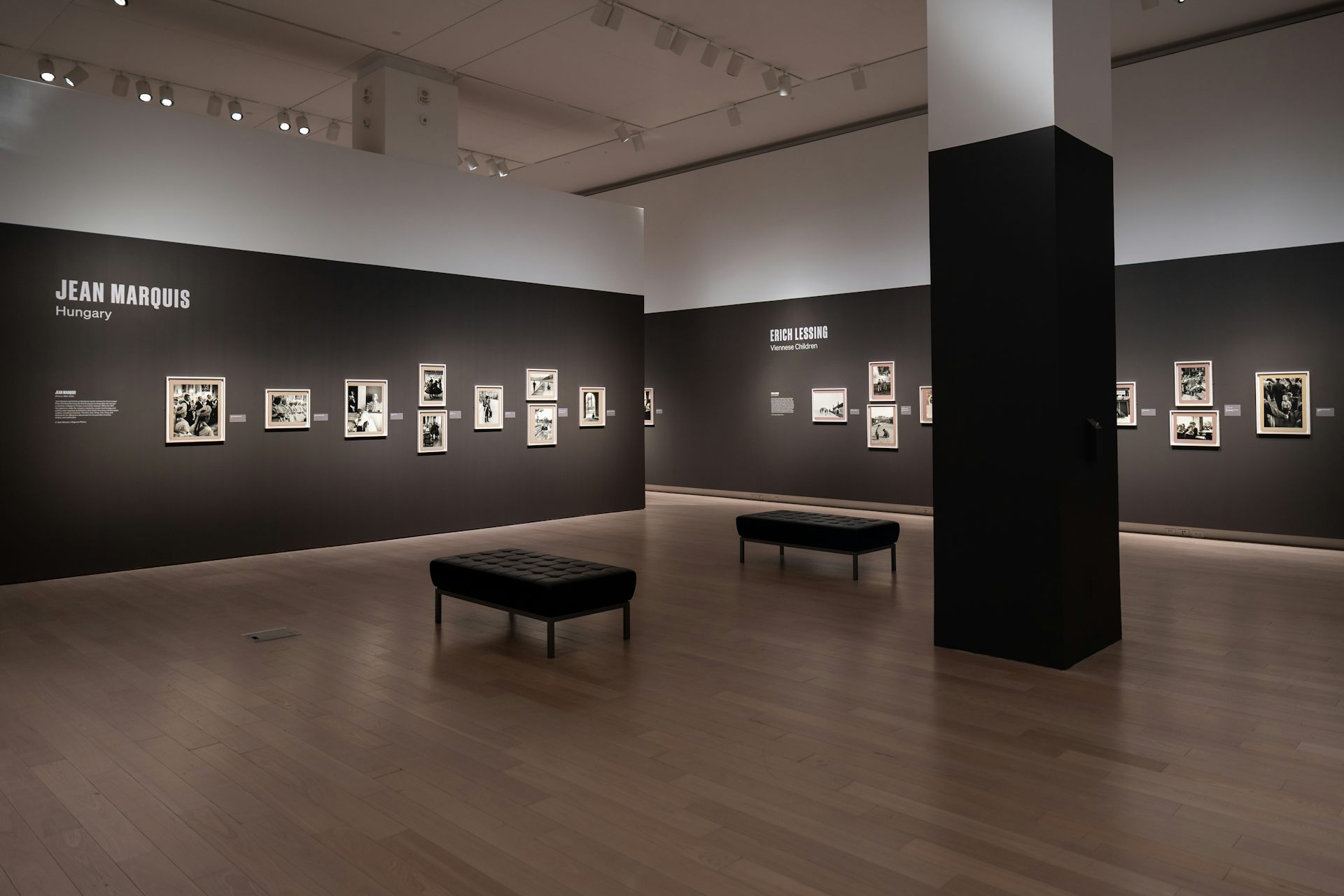 Vista de instalación de una galería de arte con fotografías en las paredes.