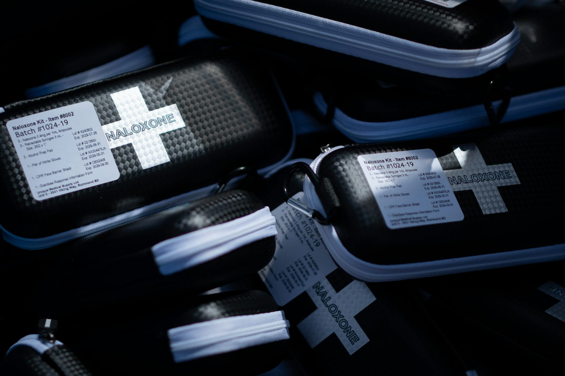 Bolsas negras con cremallera y letras. 