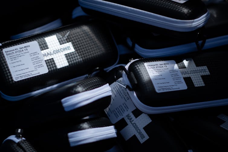 Bolsas negras con cremallera y letras.