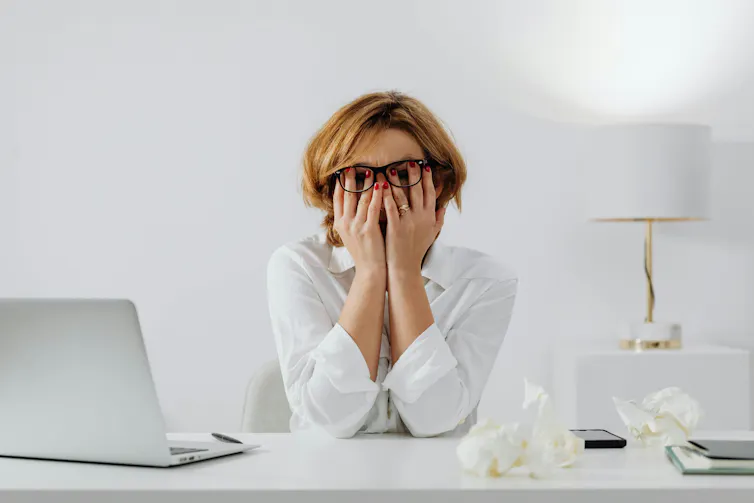 Perempuan dengan ADHD sering mengalami kesulitan untuk memulai tugas, suka menunda-nunda, dan sulit menyelesaikannya tepat waktu.