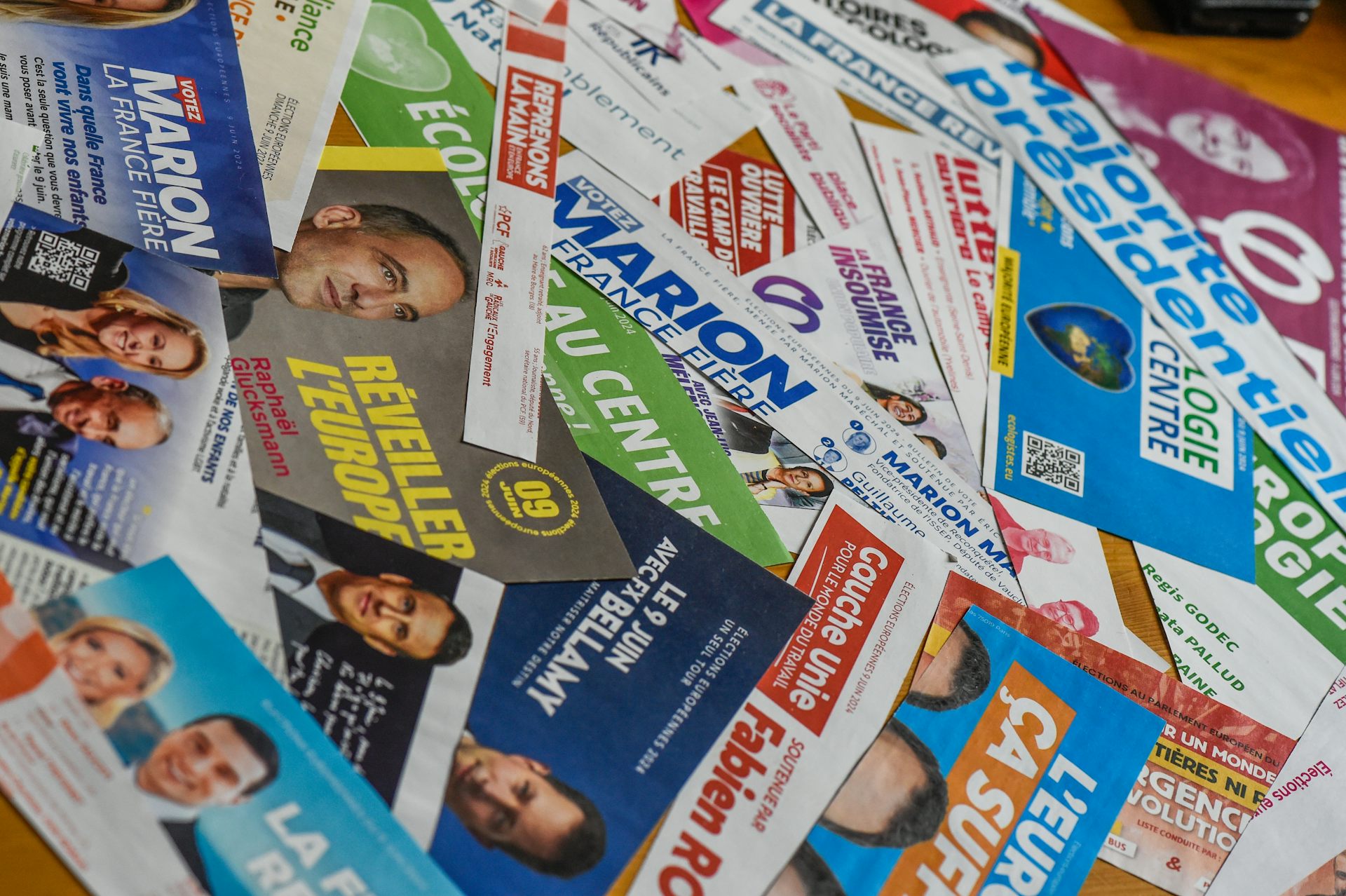 Un ensemble de tracts pour les  élections législatives de 2024