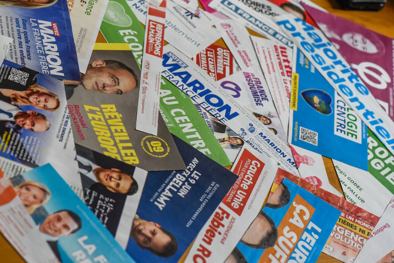 Un ensemble de tracts pour les élections législatives de 2024