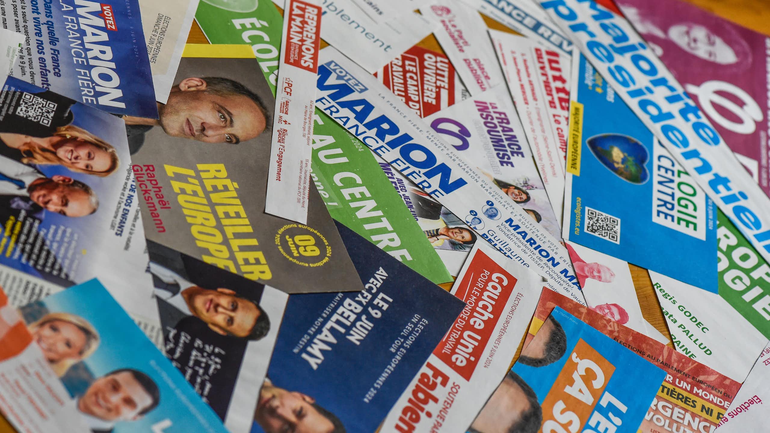 Un ensemble de tracts pour les élections législatives de 2024