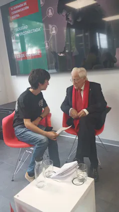 Un estudiante entrevista al padre Angelo. Proyecto de Innovación Educativa UEMC.
