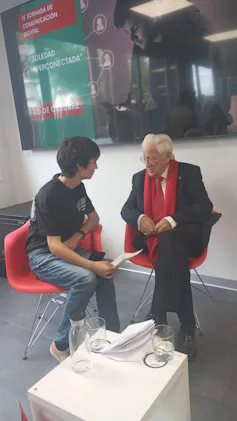 Un estudiante entrevista al Padre Ángel. Proyecto de innovación educativa de la UEMC.