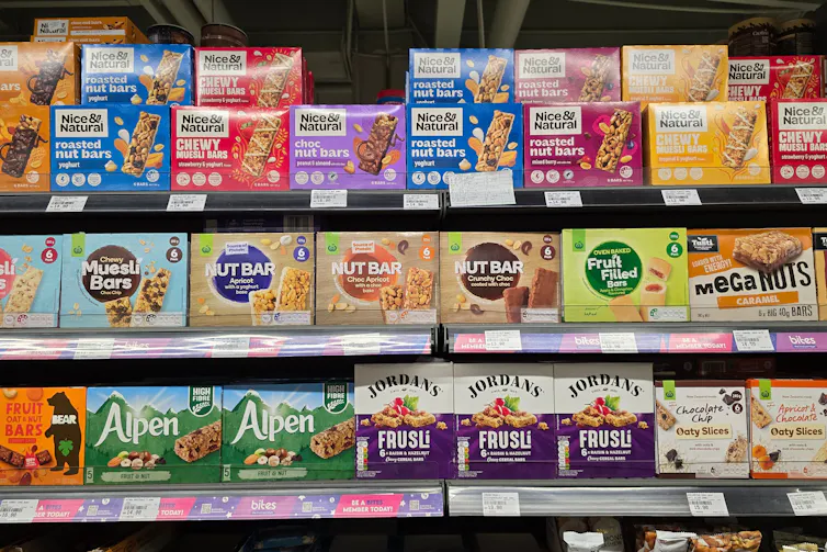 Rayon de supermarché rempli de barres de céréales
