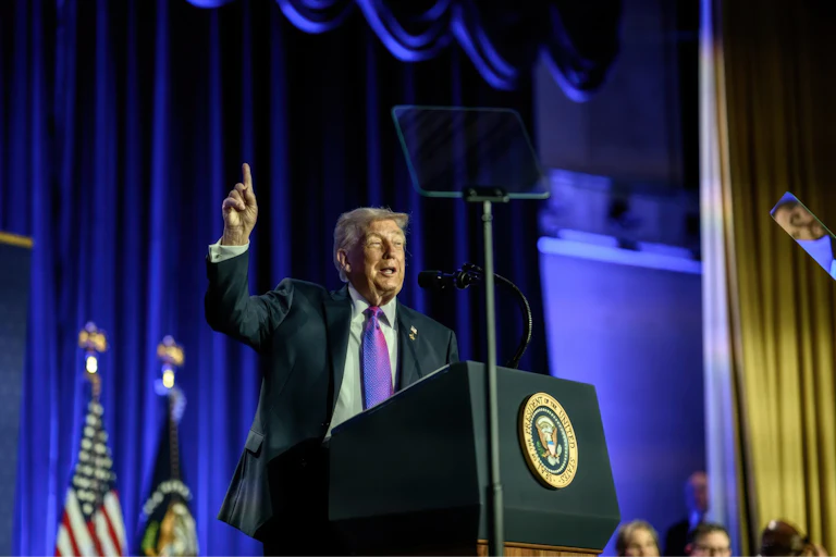 Donald Trump dando un discurso con un dedo en alto.