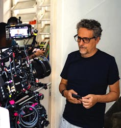 Retrato del director Kleber Mendonza Filho en el set de la película _Secret Agent_.