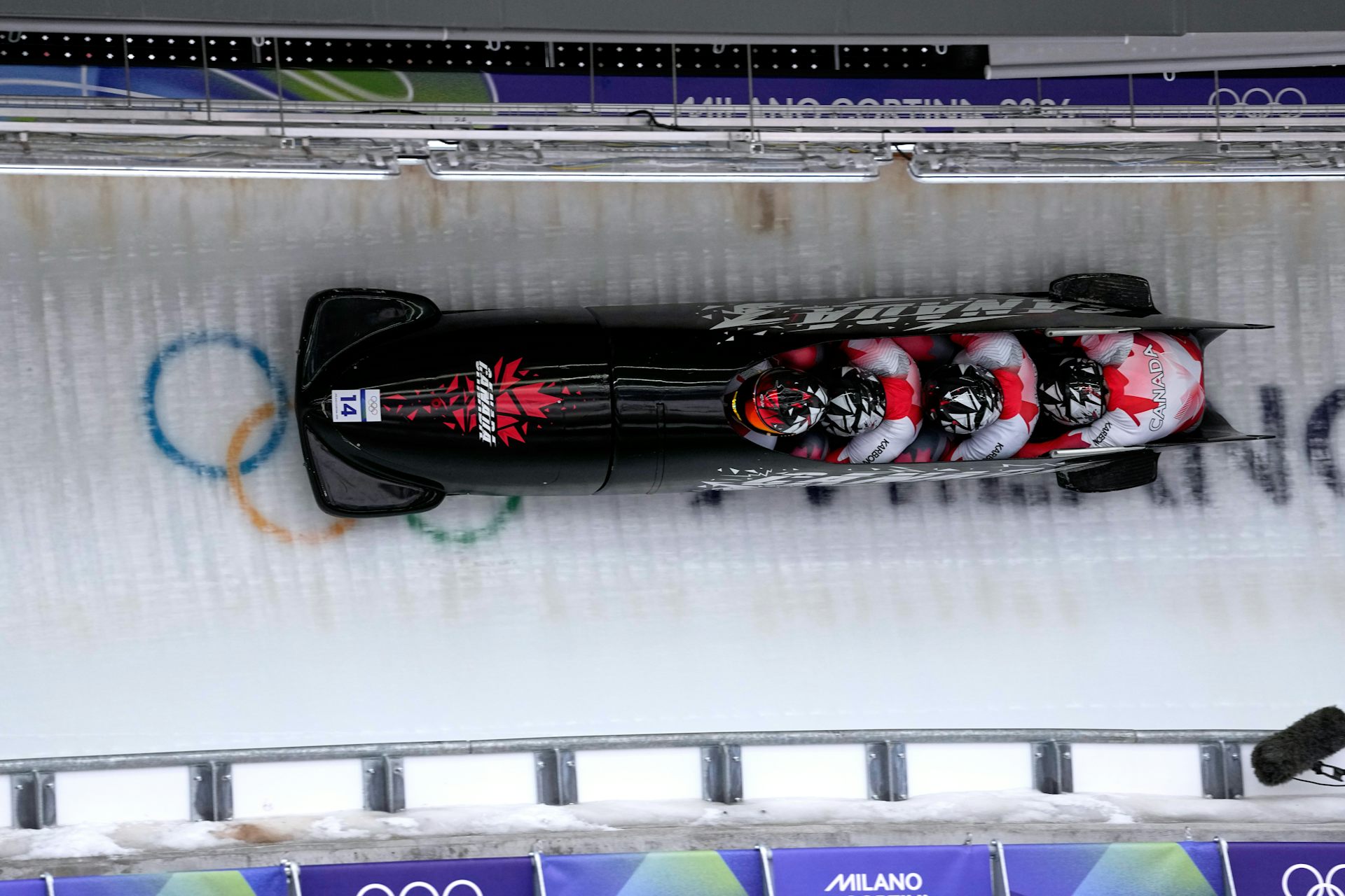 Des athlètes dévalent la piste lors d'une épreuve de bobsleigh à quatre