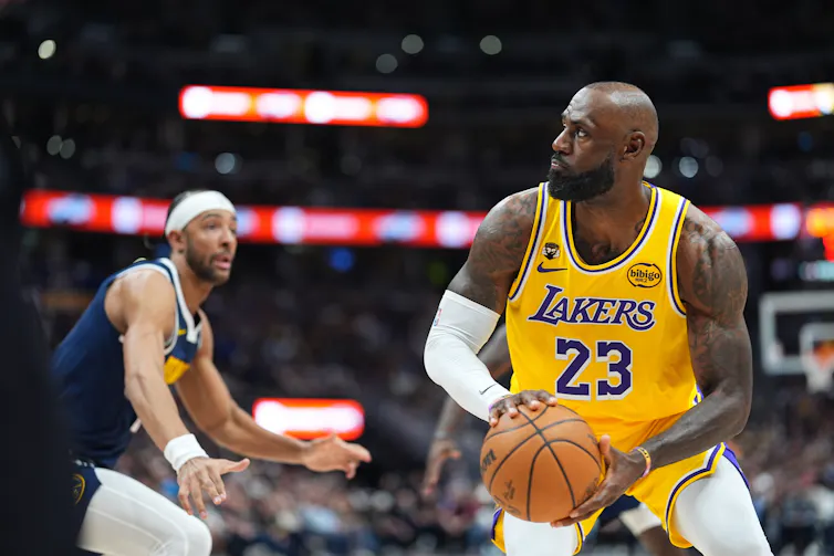 LeBron James avec un ballon de basketball