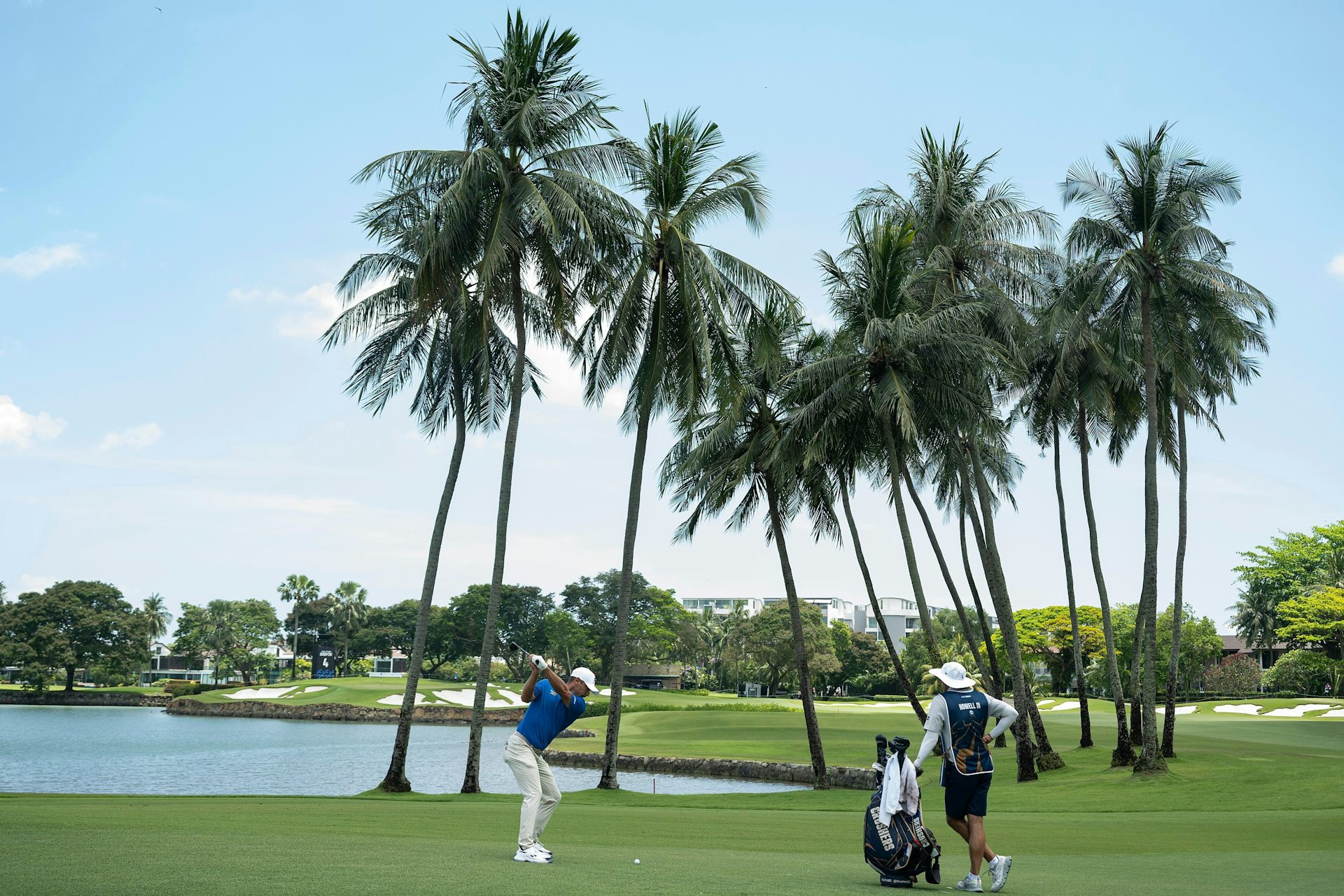 Ένας παίκτης γκολφ χτυπάει την μπάλα
