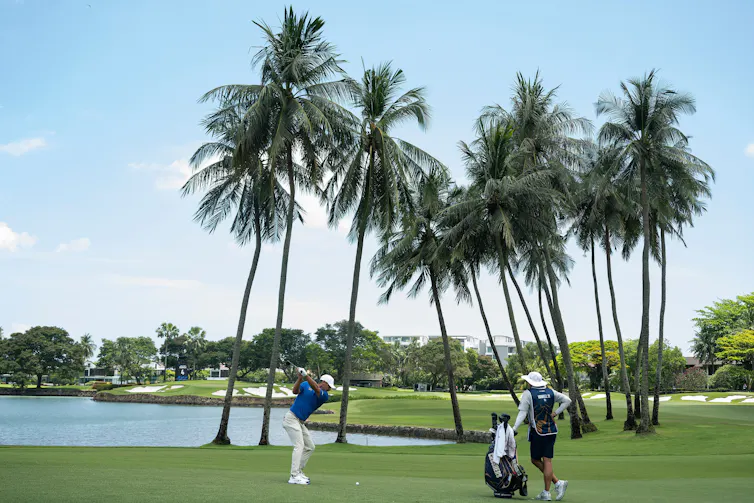 Un golfeur frappe la balle