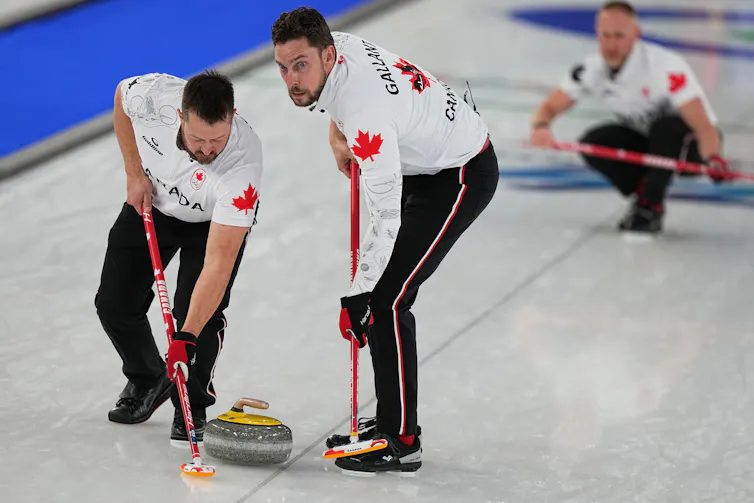 Des hommes jouent au curling