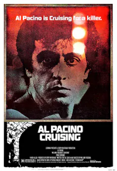 No más caricaturas raras: cómo 'Pillion' está reescribiendo el cine BDSM 1 Un hombre con ojos asustados en una fotografía en blanco y negro sobre un fondo rojo.