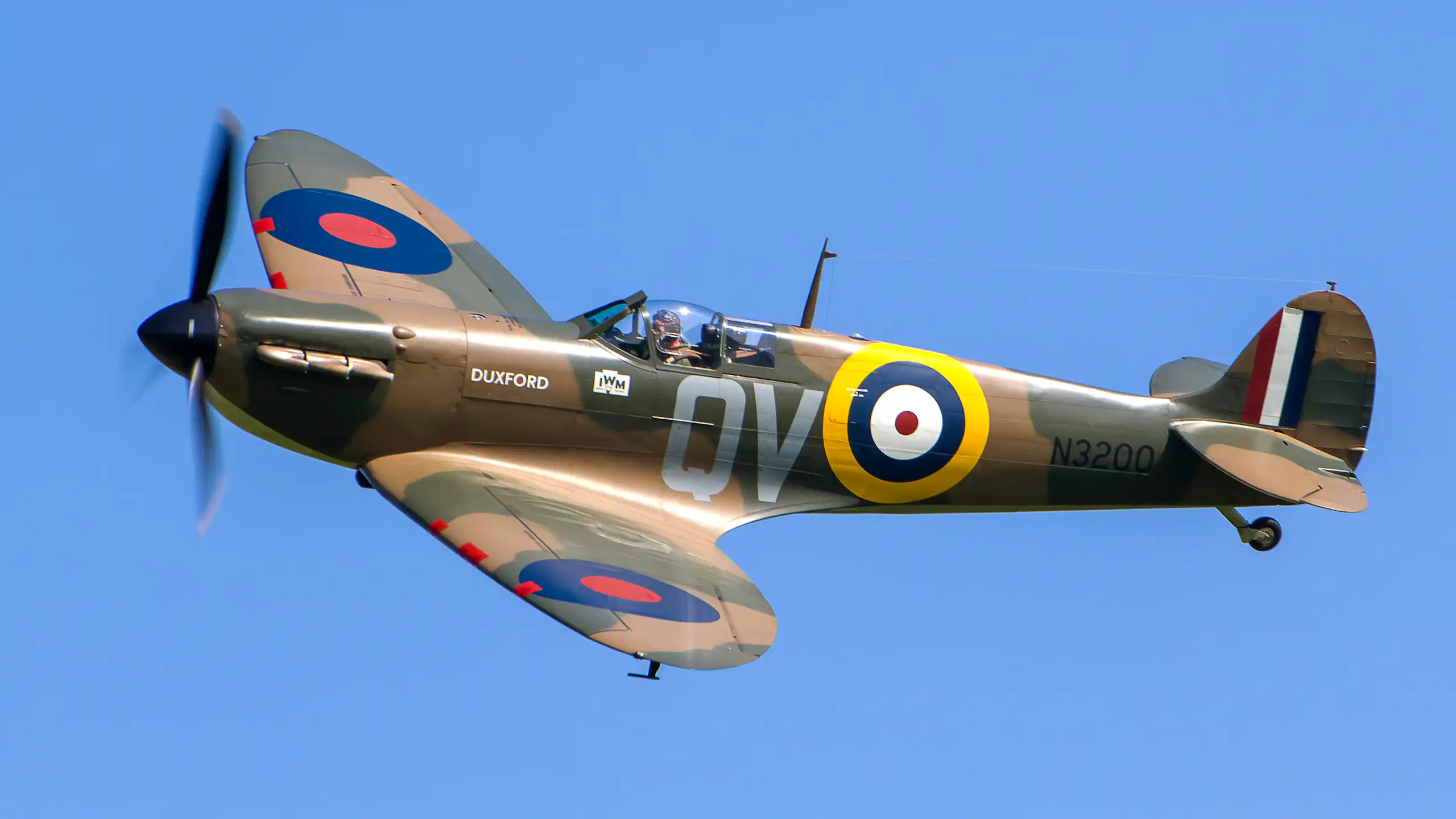 Un Spitfire vole sur fond de ciel bleu