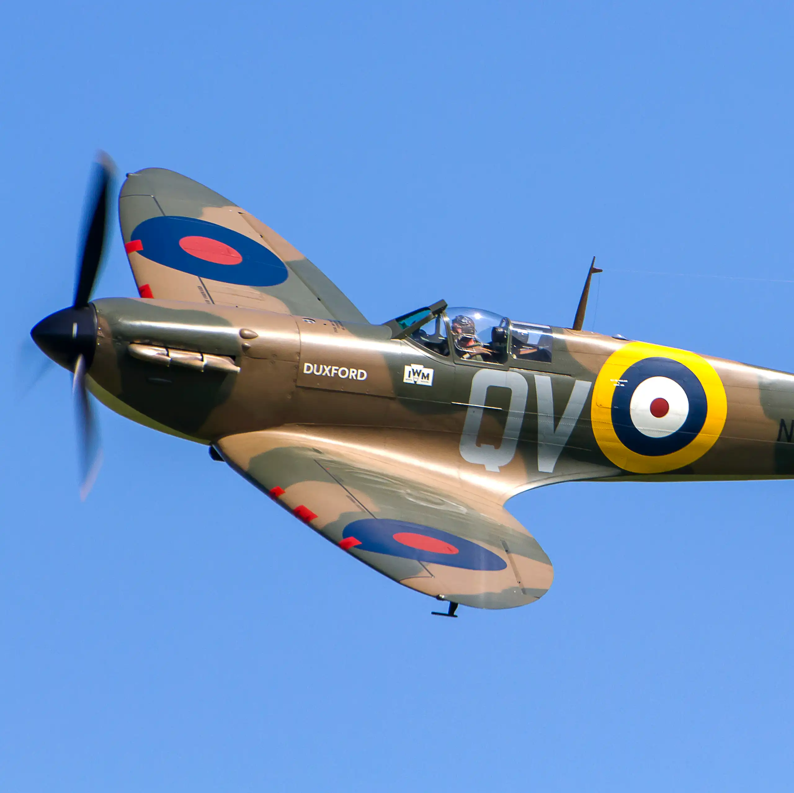 Un Spitfire vole sur fond de ciel bleu