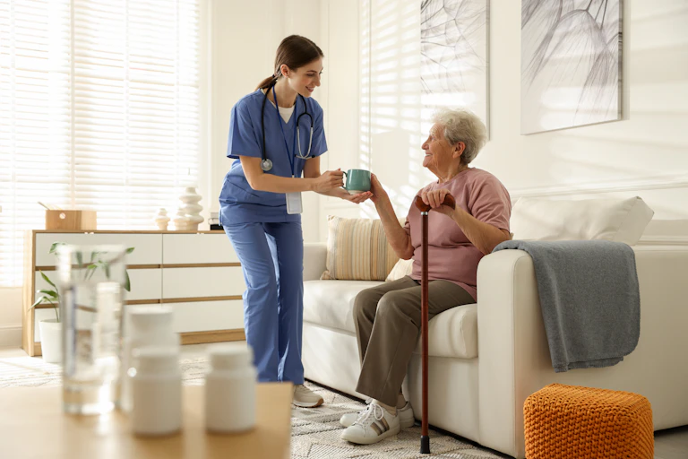Una trabajadora social atiende a una anciana