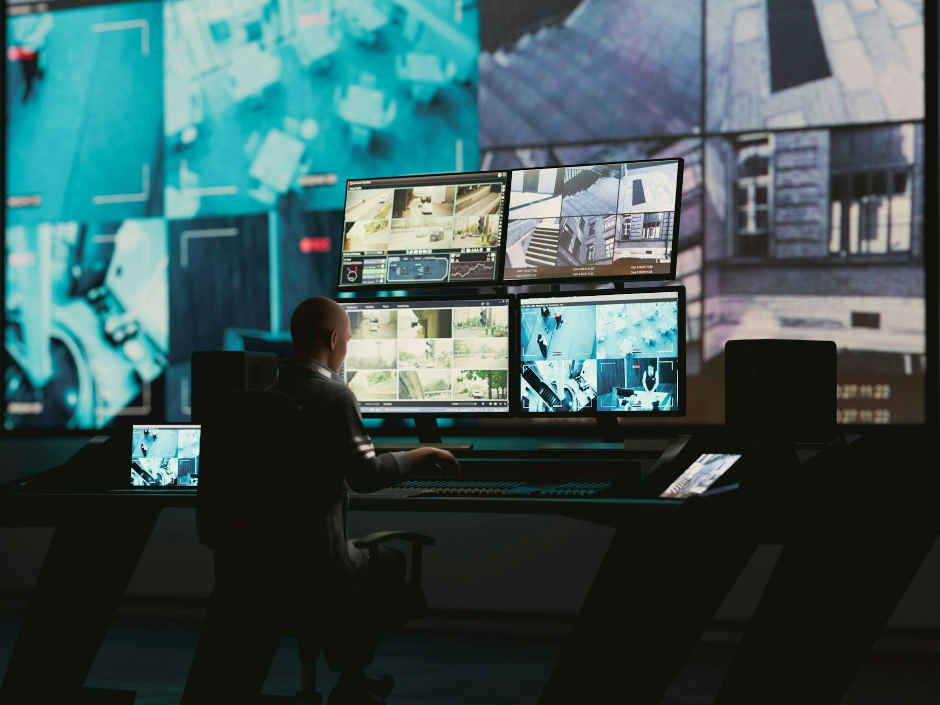 Imágenes de vigilancia mostradas en la pared del televisor.