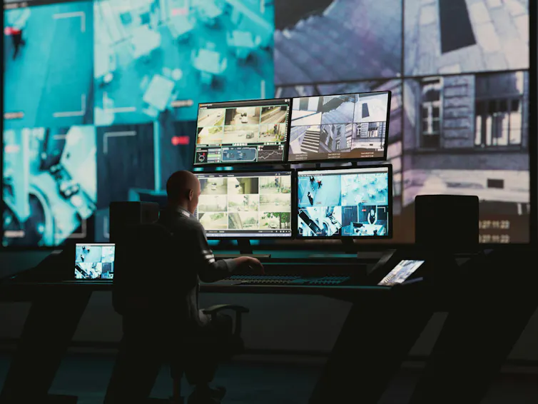 Imágenes de vigilancia mostradas en la pared del televisor.