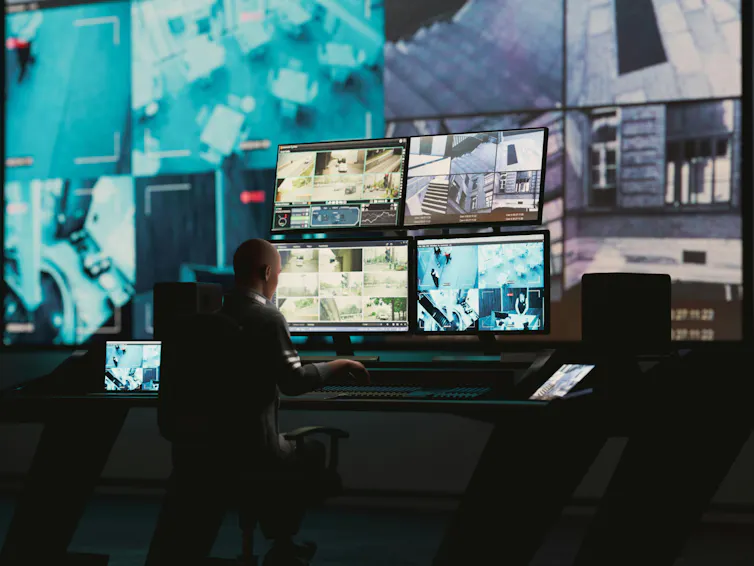 Des images de vidéosurveillance diffusées sur un mur d’écrans de télévision