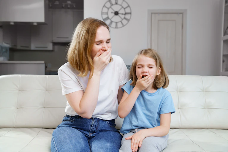 mãe e filha bocejam juntas