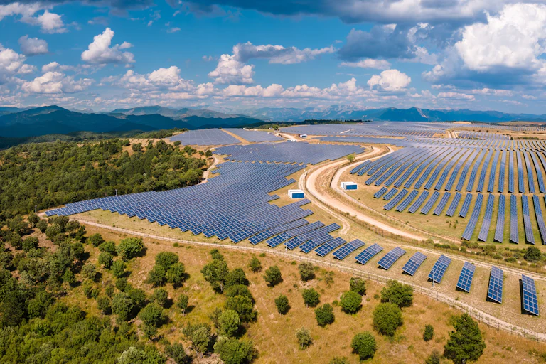 Vue Aérienne de panneaux solaires sur le plateau de La Colle près du village des Mées. Réseau électrique photovoltaïque en Alpes-de-Haute-Provence, France