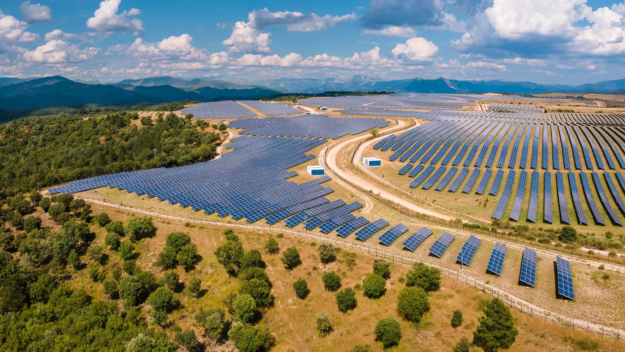 Vue Aérienne de panneaux solaires sur le plateau de La Colle près du village des Mées. Réseau électrique photovoltaïque en Alpes-de-Haute-Provence, France