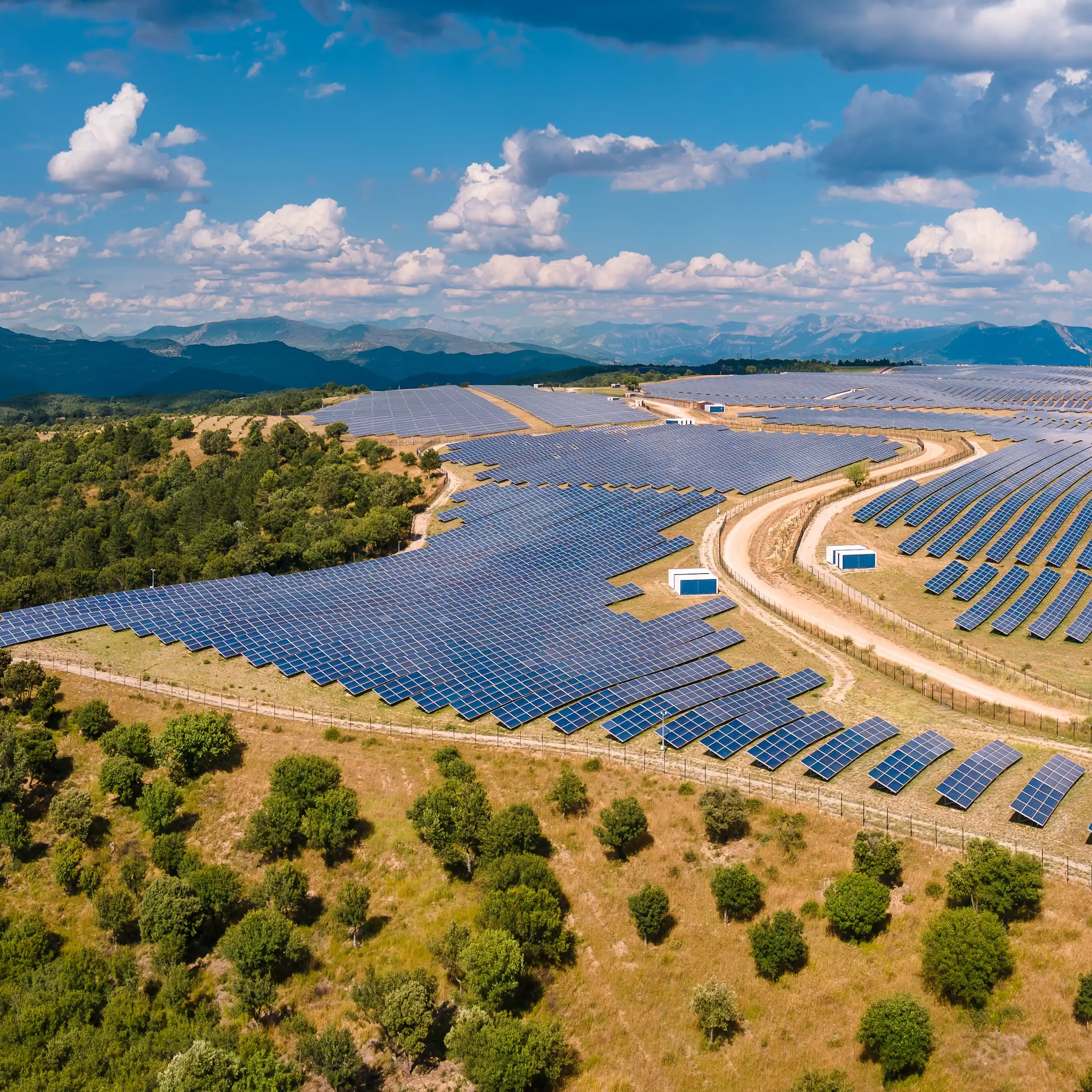 Vue Aérienne de panneaux solaires sur le plateau de La Colle près du village des Mées. Réseau électrique photovoltaïque en Alpes-de-Haute-Provence, France
