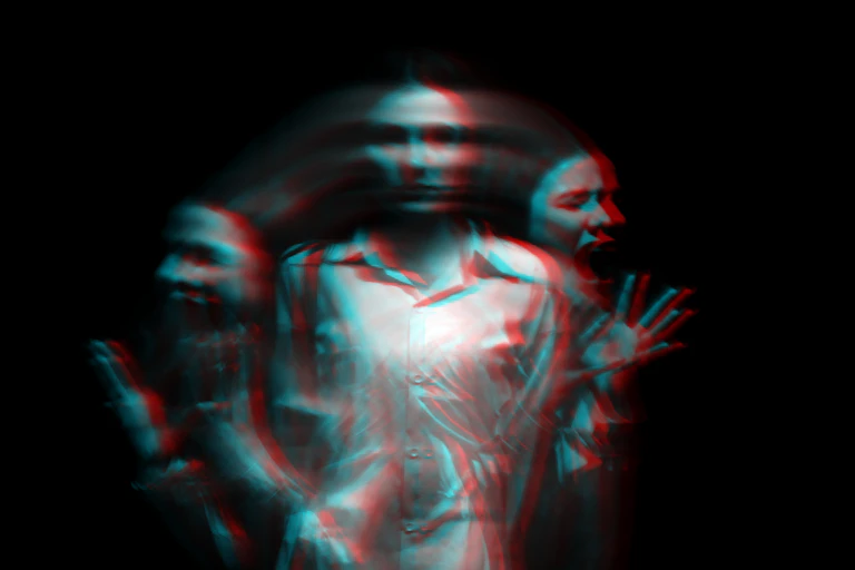 Montaje fotográfico de una mujer alterada