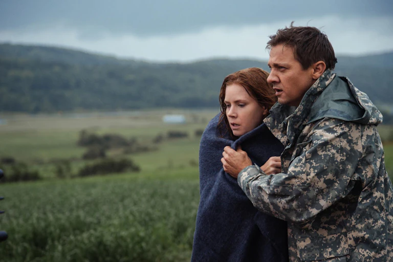 Amy Adams y Jeremy Renner en una escena de _La llegada_.