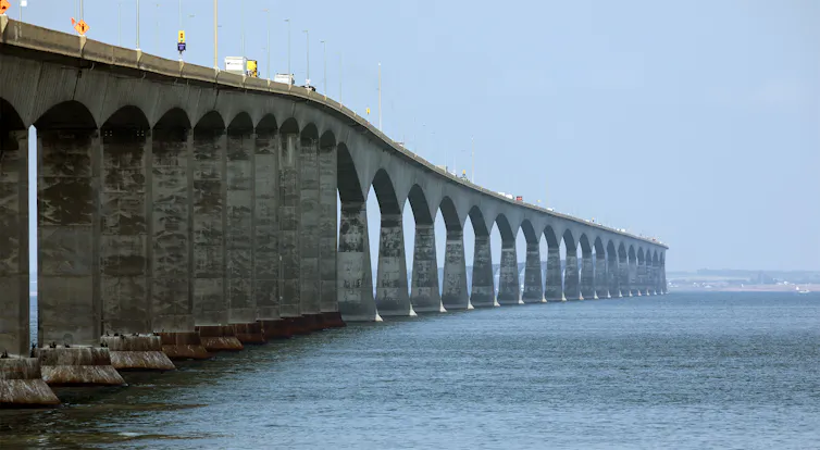 Un enorme puente que cruza una gran masa de agua.