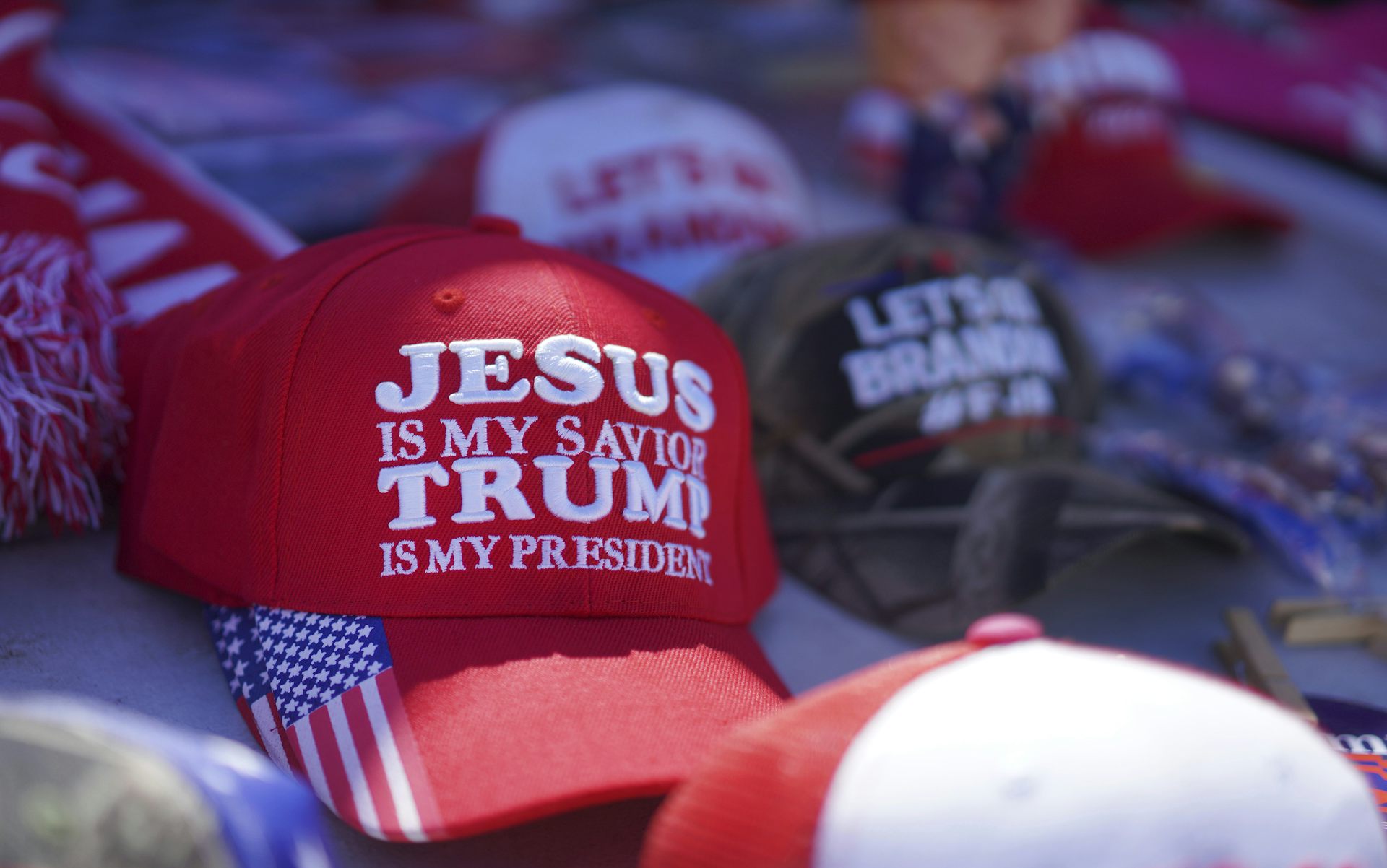 Sombrero rojo con la inscripción: Jesús es mi salvador, Trump es mi presidente.
