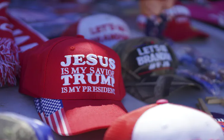 Sombrero rojo con la inscripción: Jesús es mi salvador, Trump es mi presidente.