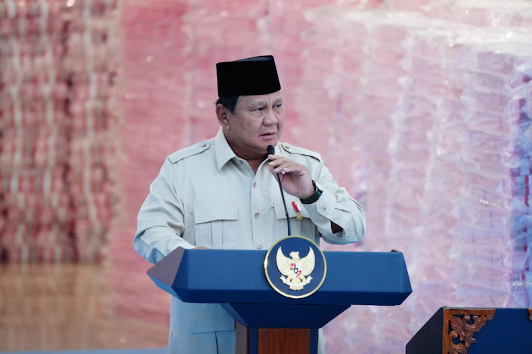 Presiden Prabowo Subianto memberikan pidato di atas podium