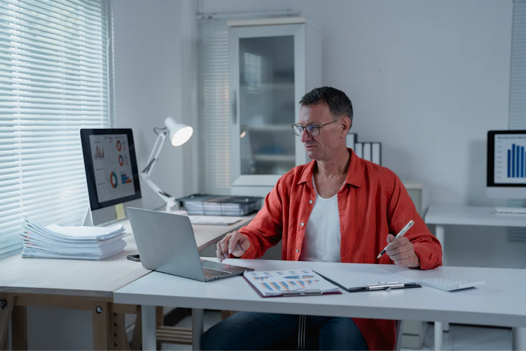 Un homme travaille devant son ordinateur.