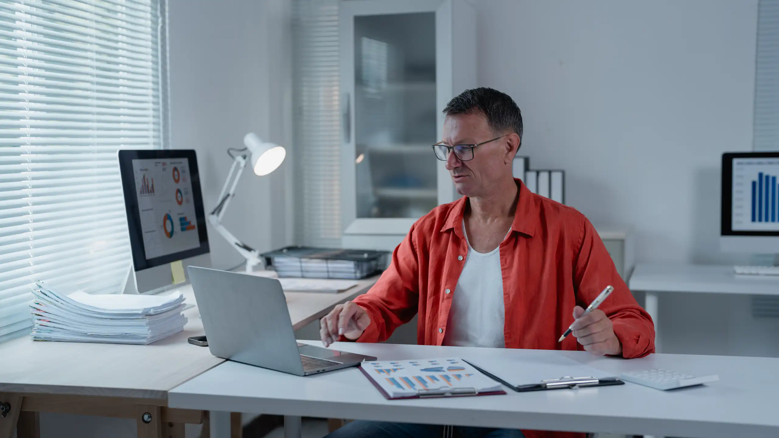 Un homme travaille devant son ordinateur.