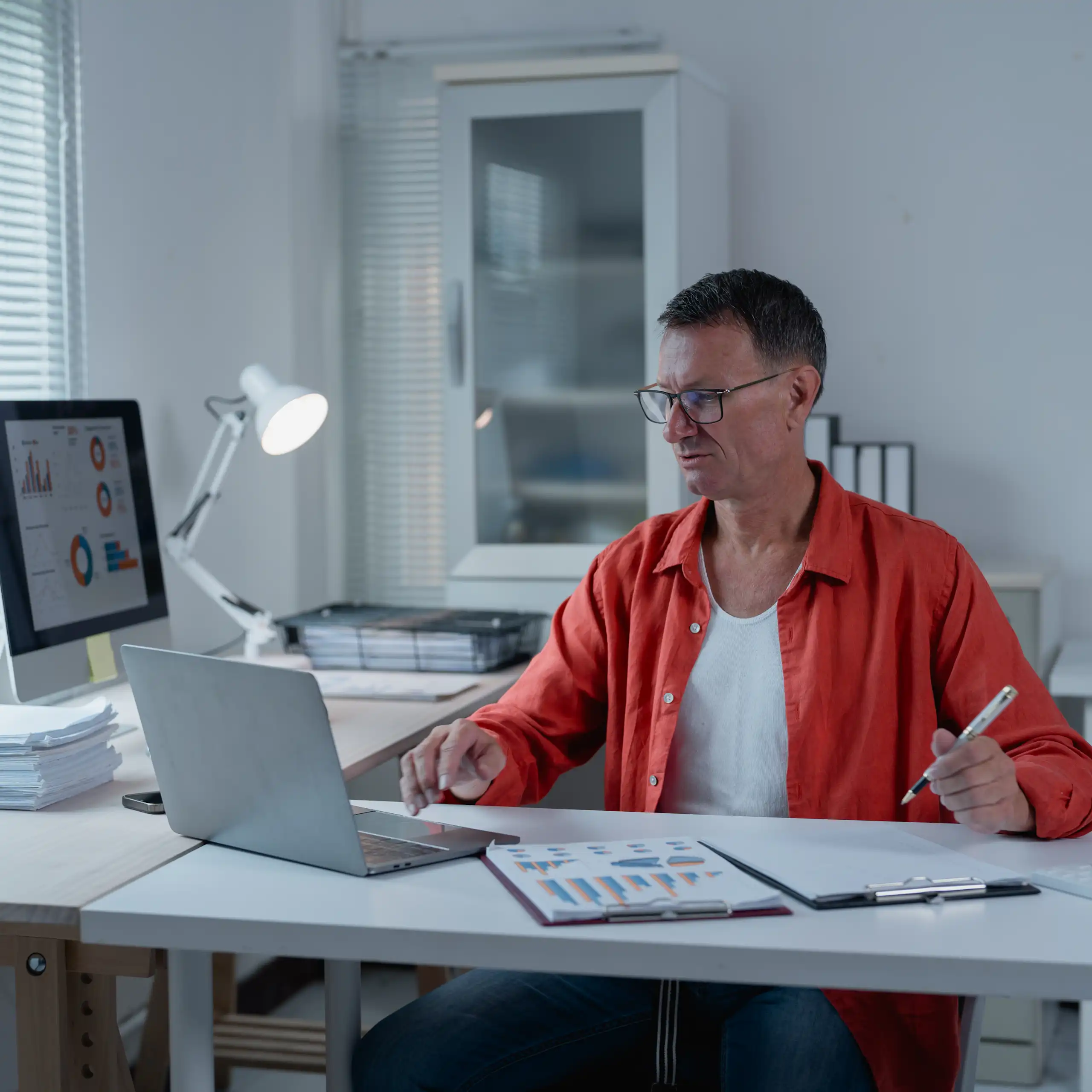 Un homme travaille devant son ordinateur.