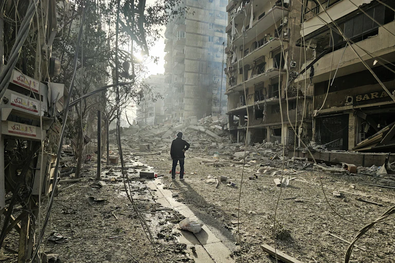 Un homme observe les dégâts causés par des frappes aériennes israéliennes dans la banlieue sud de Beyrouth, le 12 mars 2026.