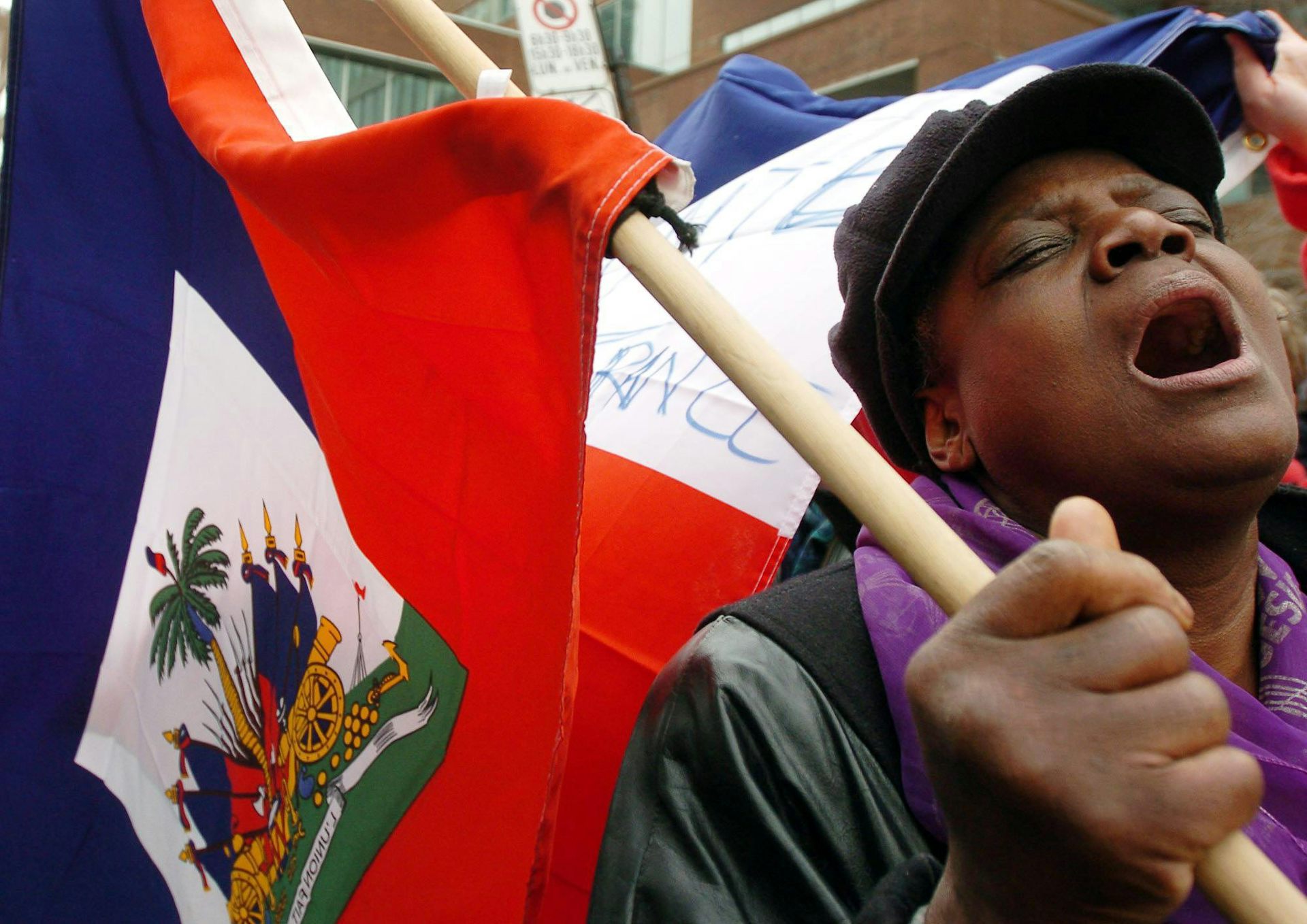 Un homme manifeste contre la crise en Haïti