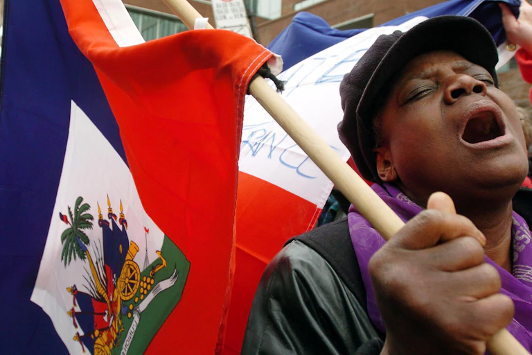 Un homme manifeste contre la crise en Haïti
