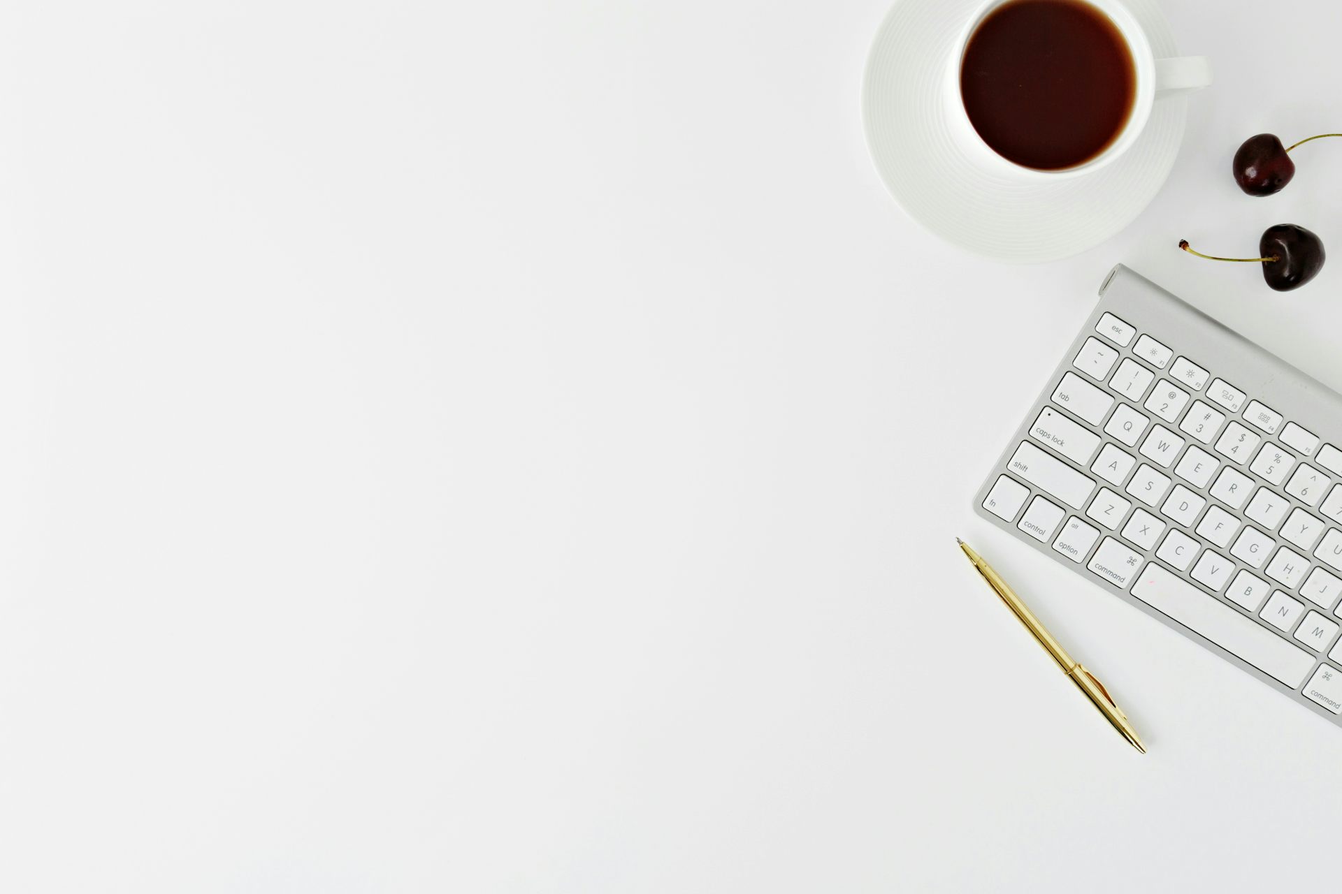 Un bureau avec un clavier et une tasse de café dessus.