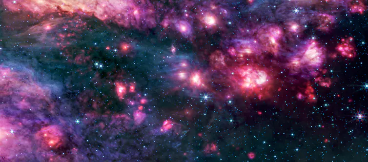 Imagens infravermelhas em tons de rosa e roxo da poeira em Sagitário B2 capturadas pelo JWST