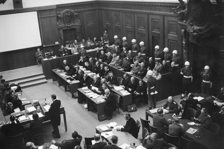Photo prise le 20 novembre 1945 montrant la tribune des accusés (à droite) au Tribunal militaire international de Nuremberg (TMI).