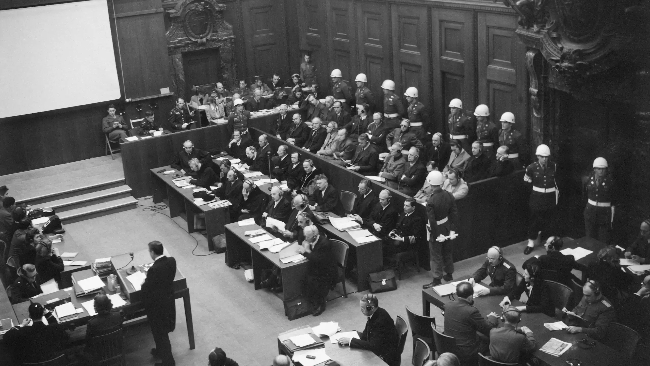 Photo prise le 20 novembre 1945 montrant la tribune des accusés (à droite) au Tribunal militaire international de Nuremberg (TMI).