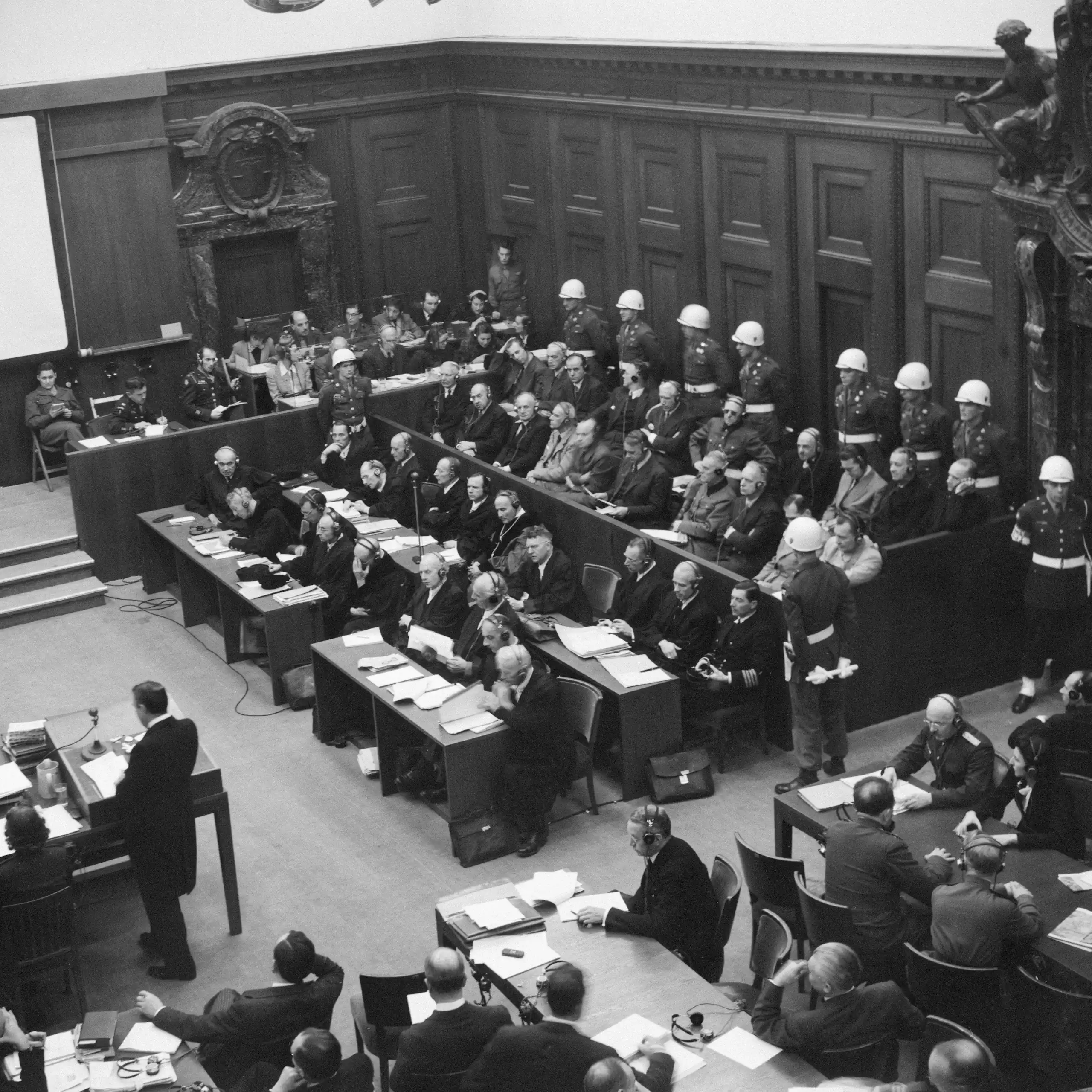 Photo prise le 20 novembre 1945 montrant la tribune des accusés (à droite) au Tribunal militaire international de Nuremberg (TMI).