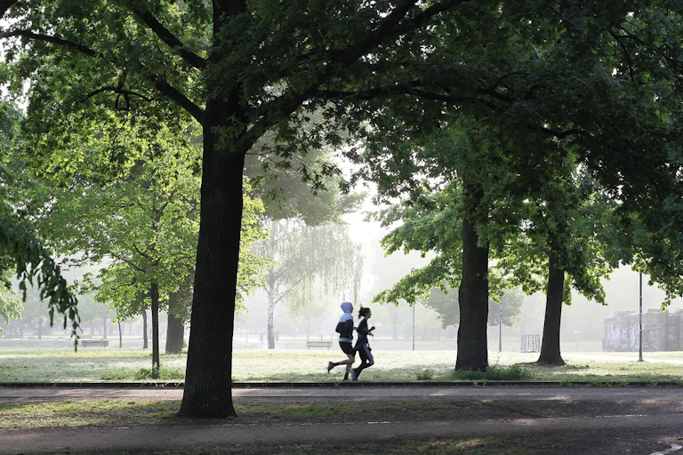 Un couple fait de la course à pied dans un parc