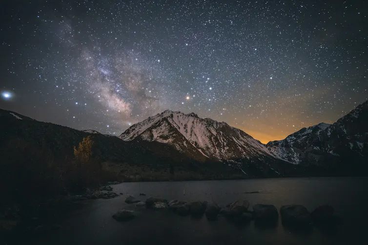 Un millón de nuevos satélites SpaceX destruirán el cielo nocturno, para todos los habitantes de la Tierra 2 Imagen del cielo nocturno sobre Convict Lake, California, con el sol poniéndose detrás de la montaña.